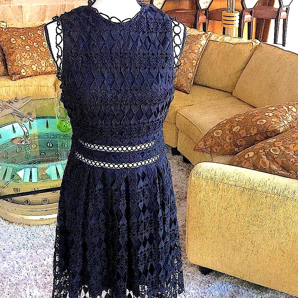 Lucy Wang , Uniquely Fab ! Black crochet / lace 🌺